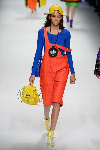 Moschino, salopette arancione fluo e maglia a coste bluette