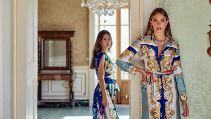 Collezione “Giardini di Sicilia” linea “Baroque” – abito lungo in raso di
seta e abito chemisier in raso di seta