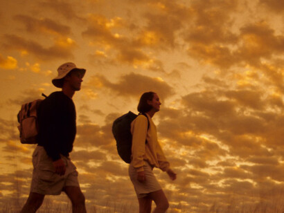 Trotamundos. Viajando bajo el cielo del atardecer