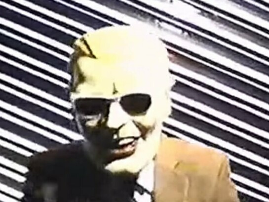 Em 22 de novembro de 1987, telespectadores da cidade de Chicago nos Estados Unidos presenciaram um dos episódios mais estranhos e intrigantes da história da televisão. Durante transmissões ao vivo de dois canais distintos, um sinal pirata interrompeu a programação oficial e exibiu um personagem mascarado que imitava o famoso Max Headroom, ícone da cultura pop dos anos 1980. Até hoje, o chamado Incidente Max Headroom permanece sem solução, alimentando teorias, análises técnicas e fascínio cultural