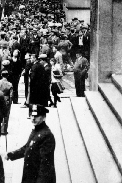 Multitud en la entrada de la Bolsa de Valores, Nueva York, Estados Unidos, 1929