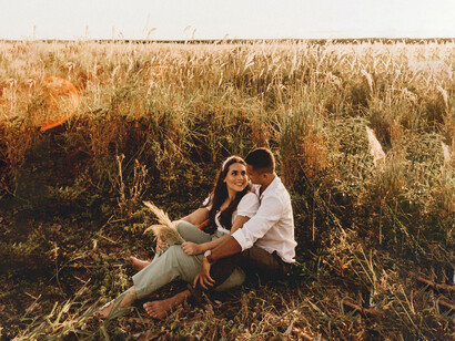 Amore. Coppia che si abbraccia in un campo di grano