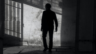 Silueta de un hombre mayor en una calle silenciosa de la Provincia de Qom en Irán