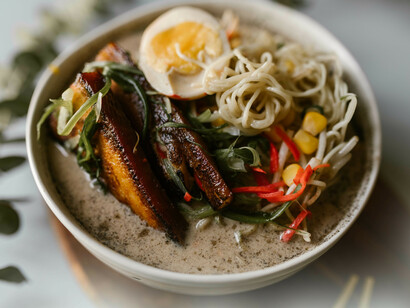 Ramen. Ogni classico pasto è solitamente composto da riso, una zuppa, un contorno principale e due secondari, per concludere con delle verdure sotto sale