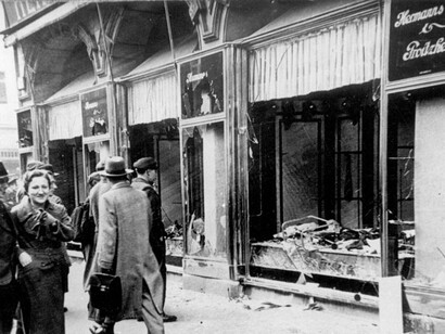 Una tienda judía destrozada en Magdeburgo tras la Noche de los Cristales Rotos