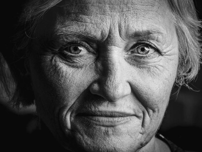 "Mi rispondevo che ero solo cresciuta e che non aveva importanza dare senso a questa vita, quando l’unica via possibile era che fosse vissuta". Invecchiare è un privilegio che porta con sé la saggezza di chi ha camminato a lungo, ma anche la nostalgia di chi ha lasciato impronte lungo il percorso