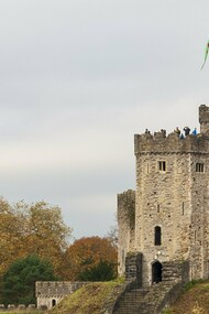 Castelo de Cardiff, em Gales. Um castelo medieval e palácio neogótico. Antigamente uma única torre normanda feita em madeira e construída por volta do ano 1091 existia no local, mais de 1 século depois foi substituída por uma torre de pedra, que existe até hoje. Durante a idade média passou por enorme ampliação e foi passando de gerações. Mas foi a partir de 1766 sob o comando da família Bute que a antiga fortaleza medieval passou a ser considerada uma obra-prima do gótico vitoriano. Durante os terríveis anos da Segunda Guerra Mundial, sua função de fortaleza voltou a ser necessária quando serviu de abrigo antibombas para mais de 1.800 pessoas que lá se abrigaram durante os ataques aéreos