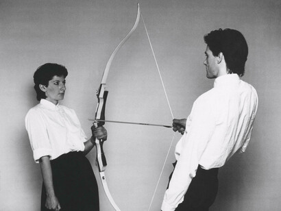 «Rest Energy» (1980): Marina e Ulay seguram um arco e flecha em tensão com a flecha apontada para o coração de Marina