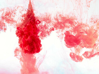 Liquido rosso. Dalla proibizione assoluta alla promozione della moderazione. Esplora i testi sacri e le pratiche religiose per comprendere il ruolo dell'alcol nella spiritualità e nella vita quotidiana delle comunità religiose