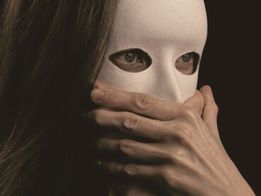 Gran parte dell’intrattenimento contemporaneo privilegia spettacolo e immediatezza, spesso a scapito della profondità e della competenza