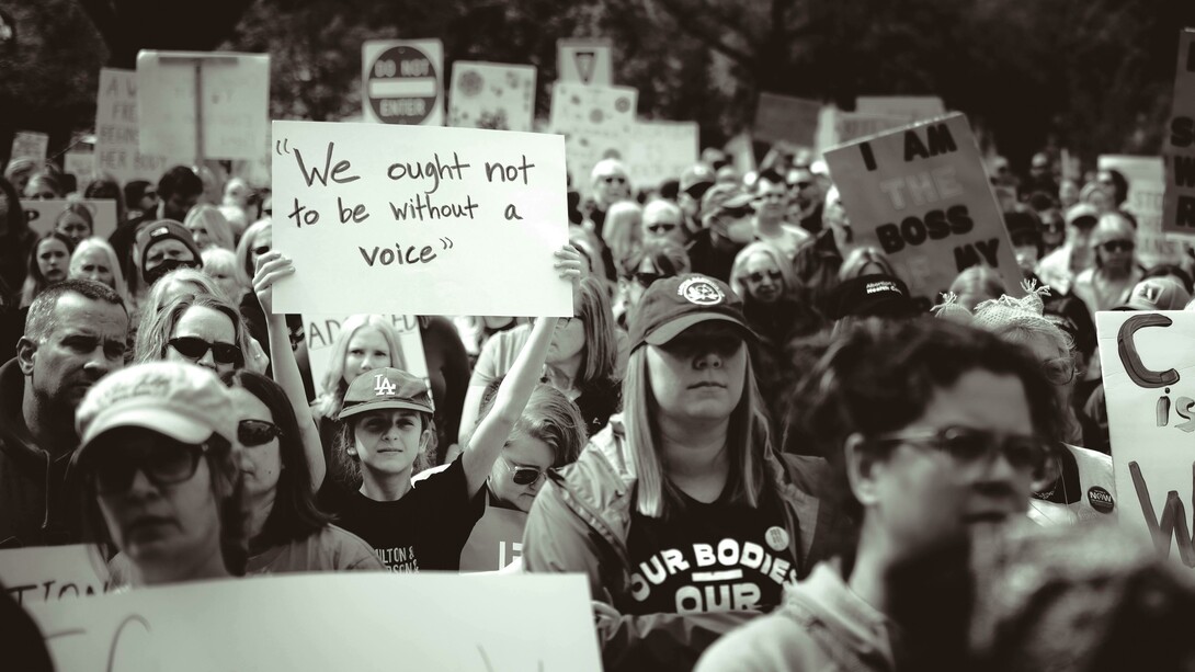 Cartaz em manifestação popular nos Estado Unidos: "Não deveríamos ficar mudos". Portanto, peço desculpas pelo mal que muitas pessoas nos EUA apoiam. Peço desculpas pelas coisas terríveis que foram feitas pelo nosso governo desde que ele apoiou a ditadura militar. Peço desculpas pelas coisas terríveis que continuamos a fazer ao meio ambiente. Saibam que existem milhões de pessoas como eu nos EUA. Comprometemo-nos a trabalhar com vocês e com os nossos vizinhos do norte e do sul. Os presidentes do Canadá, México e Brasil são uma inspiração. Adoro ouvir a presidenta Claudia Sheinbaum Pardo e o presidente Lula falarem em espanhol e português. Adoro ver vocês e outras grandes nações do mundo a construir pontes