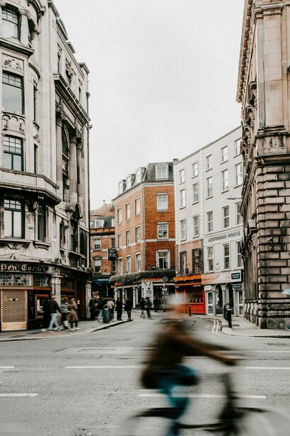 Oltre ai monumenti storici, la città pulsa di vita nei pub, nei festival e nelle strade animate da musica e creatività. Dublino, Irlanda