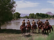 Il mucchio selvaggio di Peckinpah. Il film non si nutre soltanto di significati allegorici o di pseudo-visioni. A tali elementi, infatti, si unisce anche una scrupolosa ricerca e studio della Rivoluzione messicana, non solo per ciò che concerne la storia: Sam Peckinpah e Lucien Ballard, direttore della fotografia, analizzano a fondo anche il tipo di immagini che i cinegiornali avevano fornito al tempo, cercano di emulare e di recuperare tale stile per poi inserirlo nella tipologia di riprese adottate