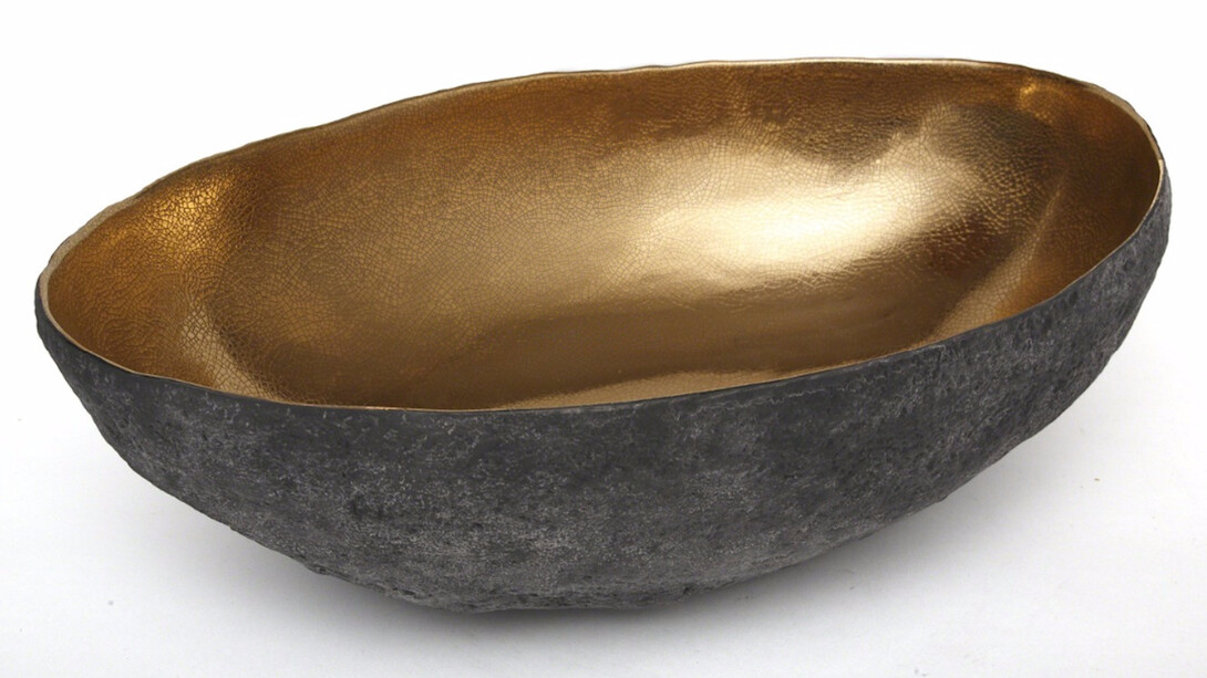 Cristina Salusti, Large Gold Oval Vessel , 2016. Courtesy of Valerie Goodman Gallery