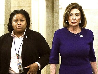 Nancy Pelosi (derecha), presidenta demócrata del Congreso