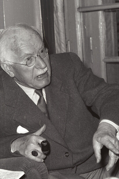A sincronicidade de Jung revela conexões entre eventos aparentemente sem causa, unindo o mundo interno e externo em um sentido simbólico. Entrevista com C. G. Jung em Küsnacht (Carl Gustav Jung), psiquiatra suíço, psicólogo profundo. Foto de: Comet Photo AG (Zurique), 1955