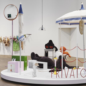 Cosima von Bonin, Songs for gay dogs, exhibition view. Courtesy of Mudam Luxembourg