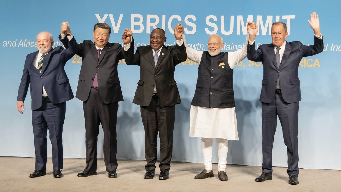 BRICS est l'acronyme inventé pour associer cinq grandes économies émergentes : Brésil, Russie, l'Inde, Chine et l'Afrique du Sud. Le groupe s'est élargi en 2024 avec l'intégration des Émirats arabes unis, de l'Iran de l'Égypte et de l'Éthiopie.