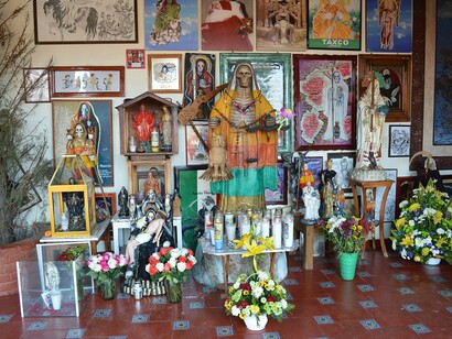 La Santa Muerte è spesso raffigurata come uno scheletro femminile, vestita con abiti tradizionali messicani, e ogni colore della sua statua ha un significato specifico per diverse richieste