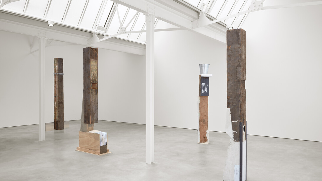 Ariana Reines & Oscar Tuazon, exhibition view. Courtesy Stuart Shave/Modern Art, London