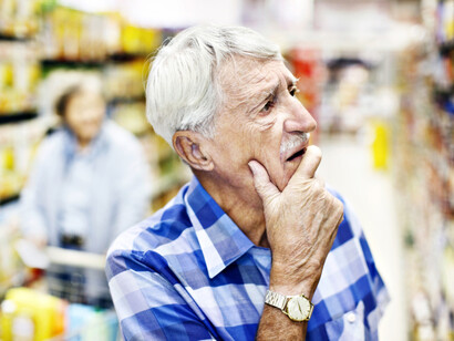 Anciano desorientado en el supermercado