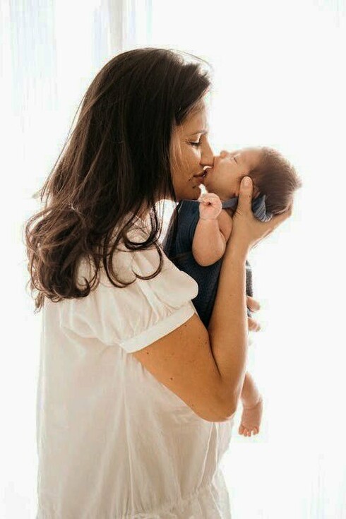 "E mi fa ridere a ripensarci / che ora tocca a me lasciarti / che il testo stringe / ed è quasi l’ora di dormire"