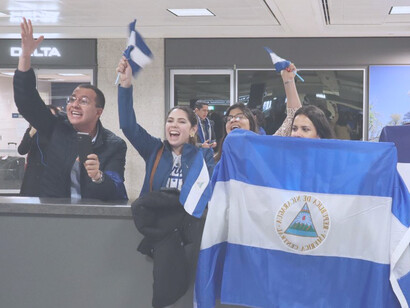 Activistas nicaragüenses esperan en el Aeropuerto Internacional Washington Dulles, EE. UU., la llegada de sus compatriotas expulsados por el gobierno de Ortega