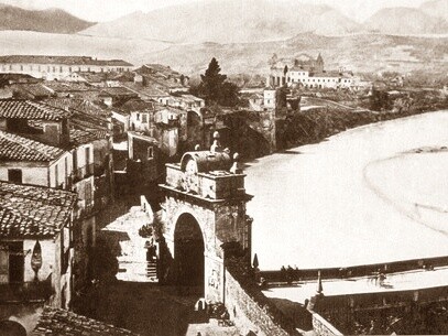 Durante la Seconda Guerra Mondiale, il ponte subì gravi danni a causa dei bombardamenti del 1943, e fu successivamente travolto dall'alluvione del 1949. Benevento, Italia