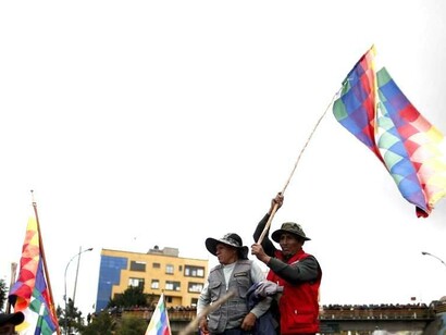 Partidarios de Morales ondean la bandera wiphala