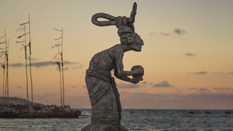 Escultura del la diosa maya Ixchel en la isla de Cozumel, México