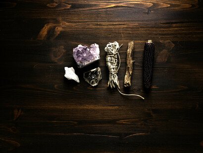 Acqua tofana. Una miscela di anidride arseniosa, limatura di piombo e antimonio venduta in piccole boccette di vetro, la dose sufficiente per assicurare un buon risultato