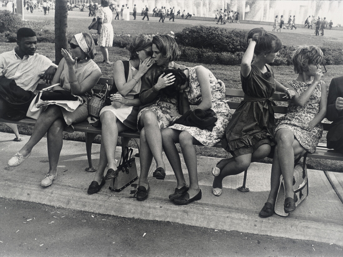 Garry Winogrand, New York World’s Fair [Exposition universelle de New York], 1964, Tirage gélatino-argentique, San Francisco Museum of Modern Art
Don de Dr. L. F. Peede, Jr. © The Estate of Garry Winogrand, courtesy Fraenkel Gallery, San Francisco, Photo: Don Ross