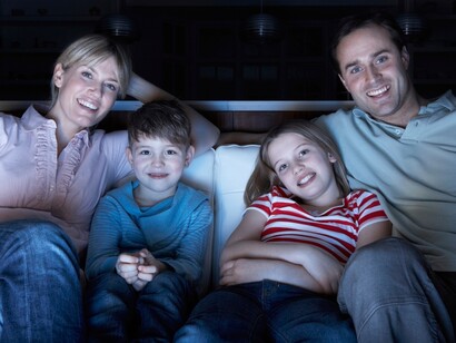 Viendo una película en familia