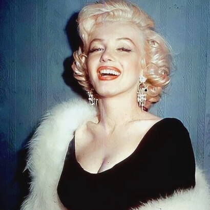 Marilyn Monroe negli anni Cinquanta incarnò il modello della femminilità curvilinea, rendendo la vita stretta, i fianchi pronunciati e il seno pieno elementi centrali dell'immaginario estetico dell'epoca