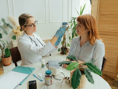 Las mujeres sufren una mayor probabilidad de que su dolor sea subestimado en urgencias, negándoseles analgésicos o tratamientos adecuados en comparación con los hombres