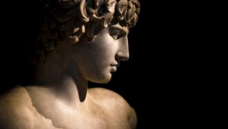 Busto greco, Apollo. Dio della bellezza, della musica e dell’arte, protettore delle Muse e arciere infallibile “che scaglia da lontano”, è una delle massime espressioni della religione greca classica