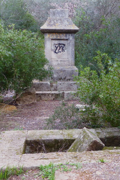 Monolito erigido por la familia Rankin, cementerio inglés de Denia