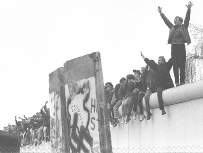 Die Berliner Mauer war eine bewachte Betonbarriere, die West-Berlin von 1961 bis 1989 umgab und von Ost-Berlin und der DDR trennte
