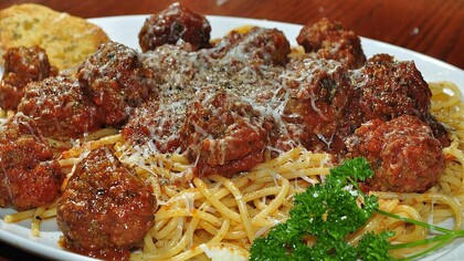 Un piatto di spaghetti and meatballs. La prima ricetta originale che abbina pasta lunga e polpettine individua le sue radici più antiche in Abruzzo, ma le viene riconosciuto un successo internazionale solo una volta approdata nel Nuovo Mondo