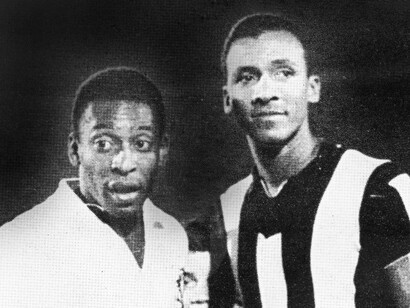 Pelé y Alberto Spencer antes del partido entre Santos y Peñarol dispute en la Copa Libertadores de 1962 