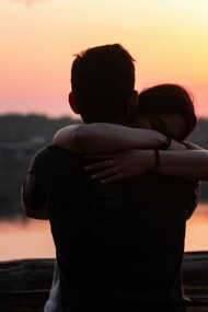 Abbracci: cosa c’è di più intrecciato di un incontro che nasce dentro l’anima e che dopo l’innamoramento diventa amore?