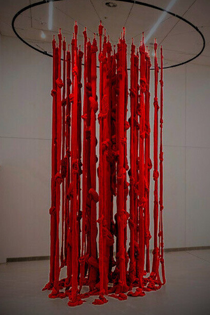 Cecilia Vicuña, "Quipu menstrual" en la Documenta 14 – Atenas, abril – julio de 2017. La historia del hilo rojo, es una instalación monumental para el EMST (Museo Nacional de Arte Contemporáneo) de Atenas, Grecia