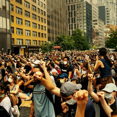 La protesta en la calle es una forma de no olvidar que democracia significa "poder del pueblo"