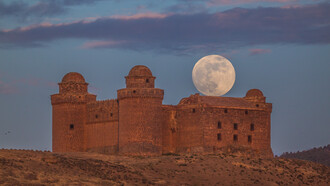 Castillo de la Calahorra en Granada,  se utilizó para rodar una parte de las escenas de la "Torre de la Alegría", sitio especialmente significativo en la trama, ya que es donde se revela uno de los secretos más importantes de la serie, relacionado con el linaje de Jon Snow