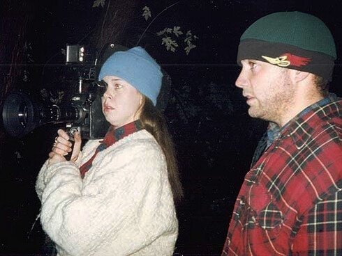 Atores do filme A Bruxa de Blair (1999) em set de filmagens em uma floresta