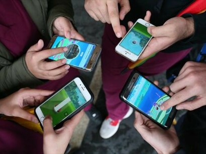 Jugando a Pokémon Go con los amigos
