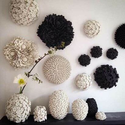 Utiliza la arcilla creando en 3D, con sus manos, bellas experiencias de sus visitas a jardines y recuerdos de su infancia en Sudáfrica