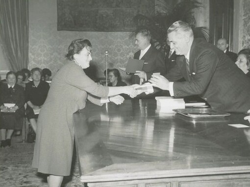 Il suffragio femminile fu introdotto in Italia il 1° febbraio 1945, grazie al decreto legislativo luogotenenziale n. 23, che riconobbe alle donne il diritto di voto nelle elezioni amministrative. Nella foto celebrazione del Ventennale del voto alle donne