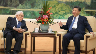 Henry Kissinger y Xi Jinping en un encuentro diplomático en Beijing, China