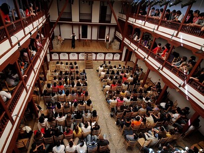 El público durante una función en el Corral de Comedias de Almagro